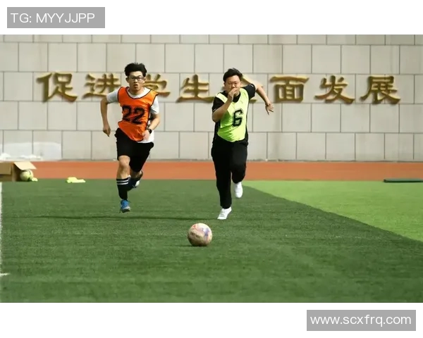 老外模仿足球明星奔跑的搞笑瞬间引发网友热议与欢笑